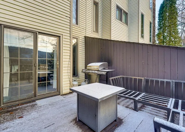 Mtn-View Gem W/ Deck & Hot Tub In Tannersville