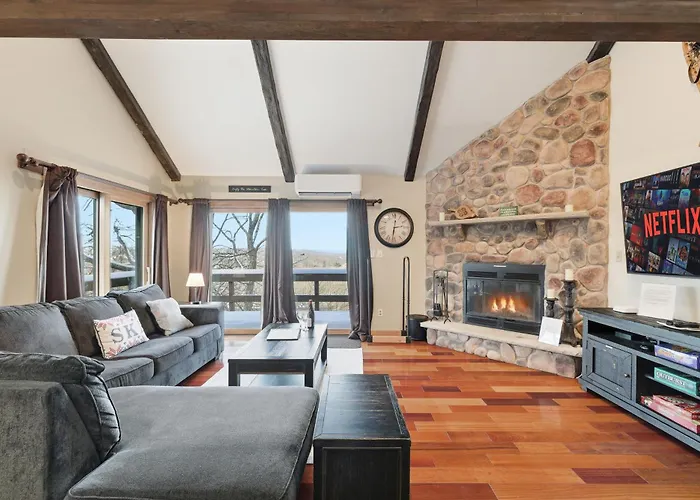 Cozy Camelback, Pocono Retreat W/ Mountain Views!
